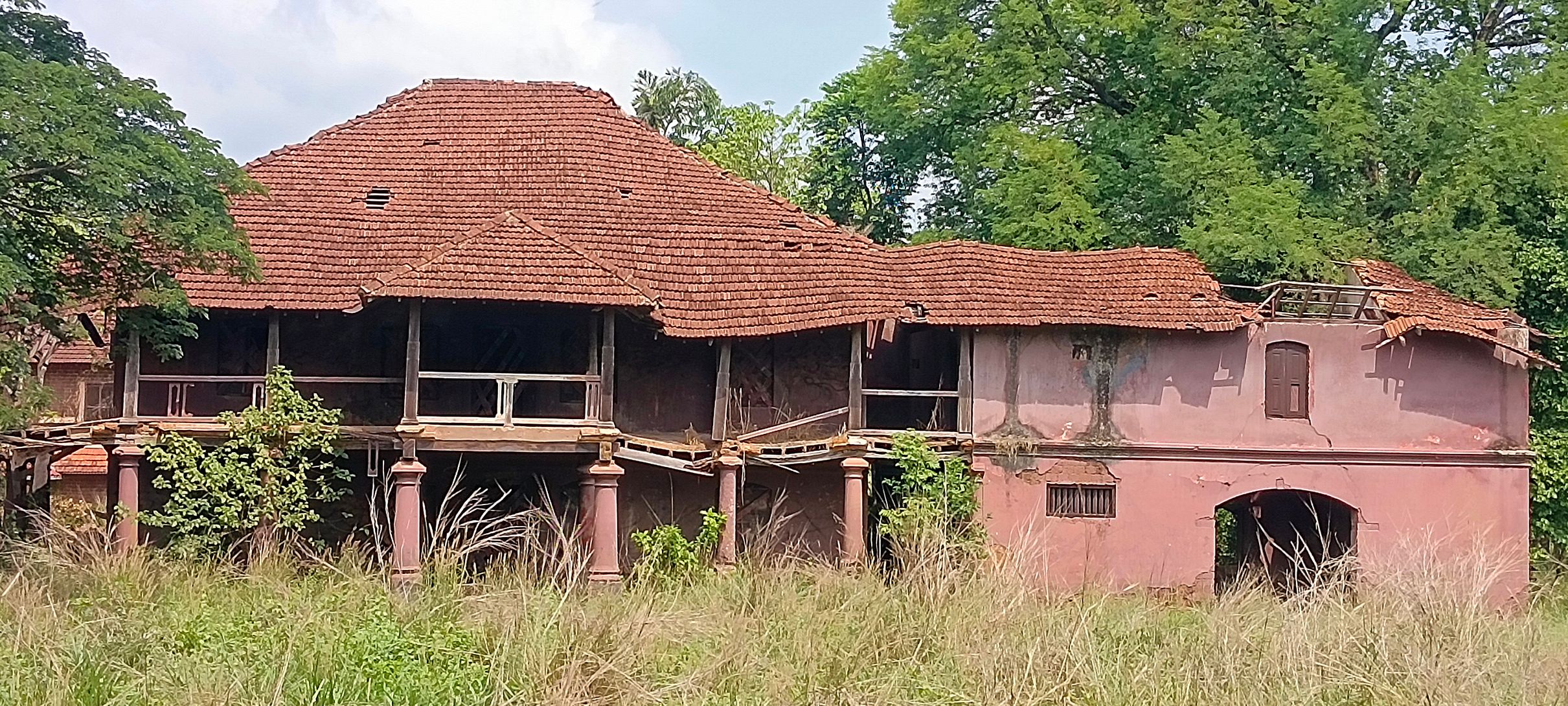 കവളപ്പാറ കൊട്ടാരത്തിന്റെ ഭാഗമായി അവശേഷിക്കുന്ന മാളിക ചുവട് കെട്ടിടം