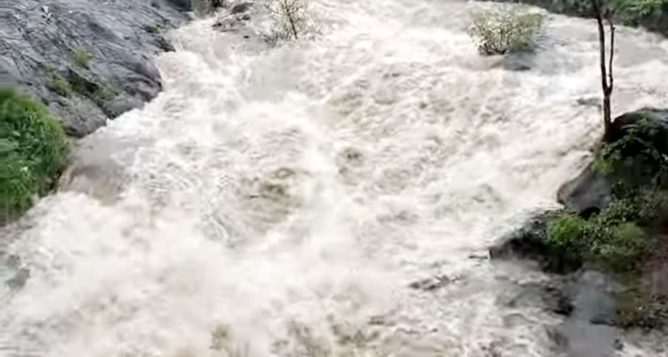  തൊട്ടിൽപ്പാലം പുഴയിൽ ഉണ്ടായ മലവെള്ളപ്പാച്ചിൽ