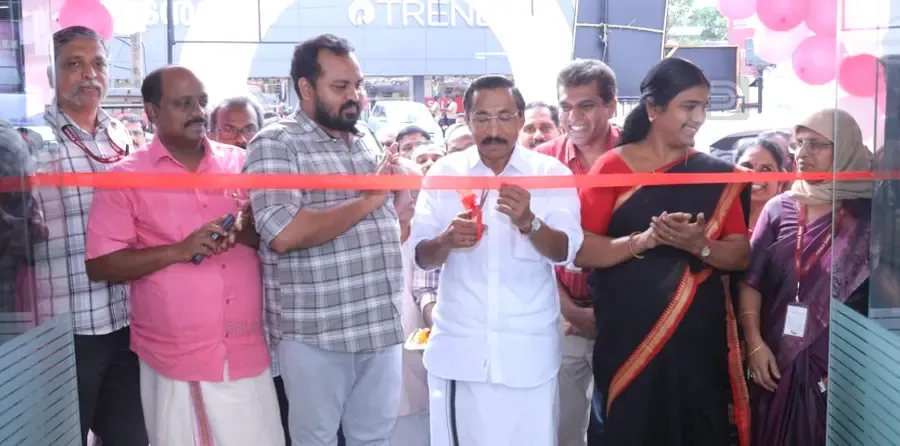 കേരള ബാങ്ക് കിളികൊല്ലൂർ ശാഖയുടെ നവീകരിച്ച കെട്ടിടം ബാങ്ക് പ്രസിഡന്റ്‌  പി മോഹനൻ ഉദ്‌ഘാടനംചെയ്യുന്നു