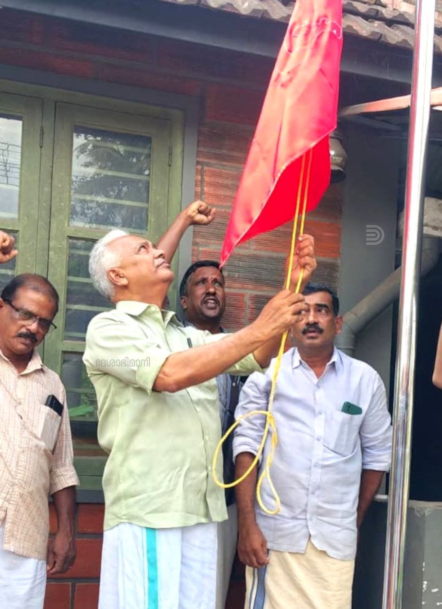 എഴുകോൺ ഇ എം എസ് ഭവനിൽ സിപിഐ എം നെടുവത്തൂർ ഏരിയ  സെക്രട്ടറി ജെ രാമാനുജൻ പതാക ഉയർത്തുന്നു