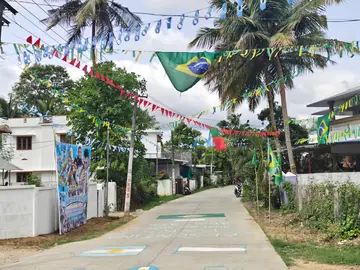 കൊടുമ്പ് മിഥുനംപള്ളത്ത് ലോകകപ്പ് ഫുട്ബോൾ ആവേശത്തിൽ  സ്ഥാപിച്ച തോരണങ്ങൾ, ഫ്ലക്സ്, കൊടികൾ 