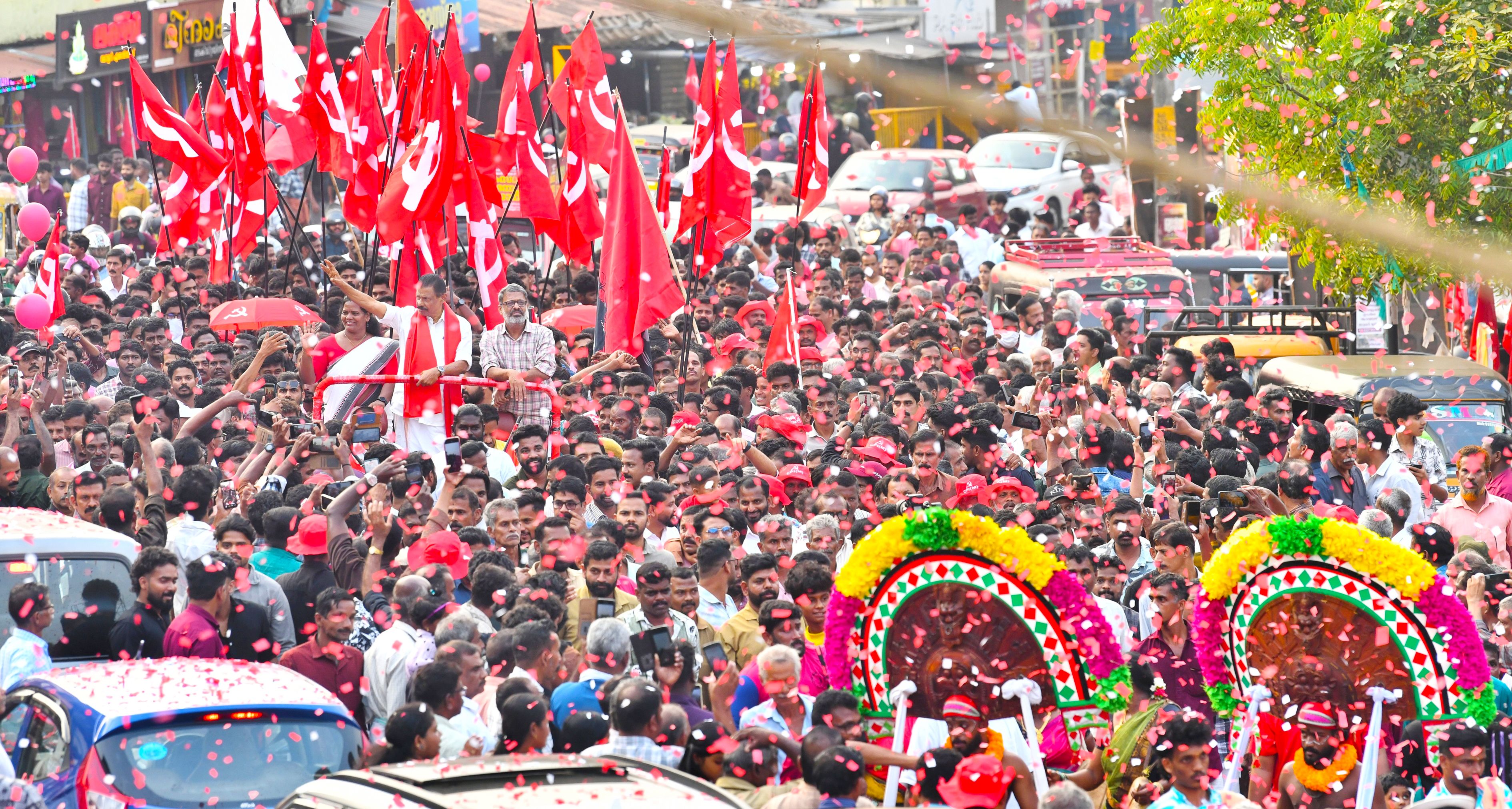 എൽഡിഎഫ് വടക്കൻ മേഖലാ വികസന മുന്നേറ്റ ജാഥാ ക്യാപ്റ്റൻ എം വി ഗോവിന്ദനെ തുറന്ന ജീപ്പിൽ കോങ്ങാട്ടെ സ്വീകരണകേന്ദ്രത്തിലേക്ക് ആനയിക്കുന്നു. കെ ശാന്തകുമാരി എംഎൽഎ, സിപിഐ എം ജില്ലാ സെക്രട്ടറി ഇ എൻ സുരേഷ് ബാബു എന്നിവർ സമീപം 															         