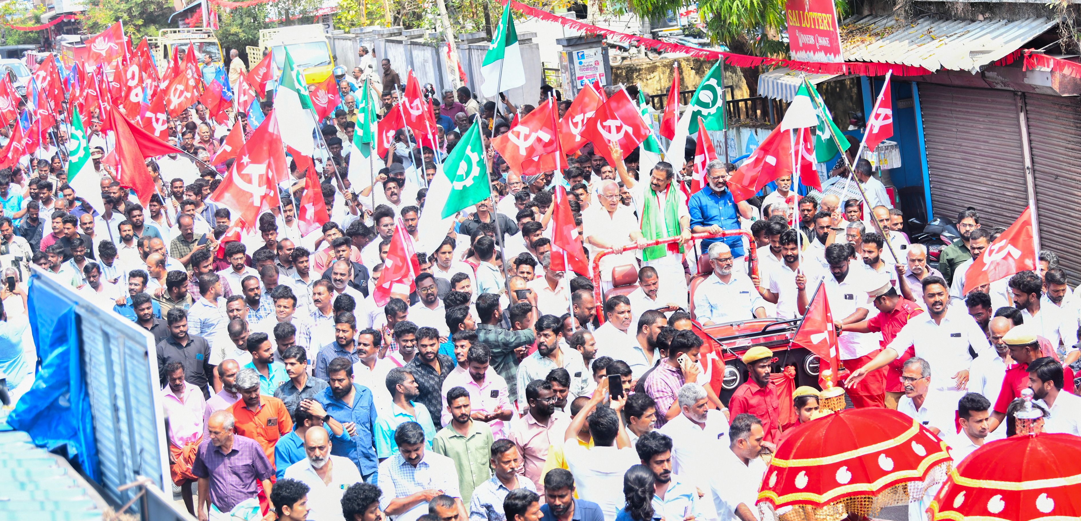 എം വി ഗോവിന്ദന് ചിറ്റൂർ മണ്ഡലത്തിലെ കൊഴിഞ്ഞാമ്പാറയിൽ നൽകിയ സ്വീകരണം. മന്ത്രി കെ കൃഷ്ണൻകുട്ടി, സിപിഐ എം ജില്ലാ സെക്രട്ടറി  ഇ എൻ സുരേഷ് ബാബു എന്നിവർ സമീപം