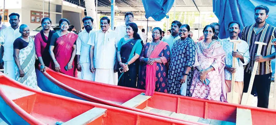 ജില്ലാ പഞ്ചായത്ത് മത്സ്യത്തൊഴിലാളികൾക്ക് ഫൈബർ റീ എൻഫോഴ്സ്ഡ് വള്ളം, മത്സ്യബന്ധന വല എന്നിവയുടെ
തെക്കൻ മേഖലാ വിതരണം ജില്ലാ പഞ്ചായത്ത് പ്രസിഡന്റ് എ മഹേന്ദ്രൻ ഉദ്ഘാടനംചെയ്യുന്നു