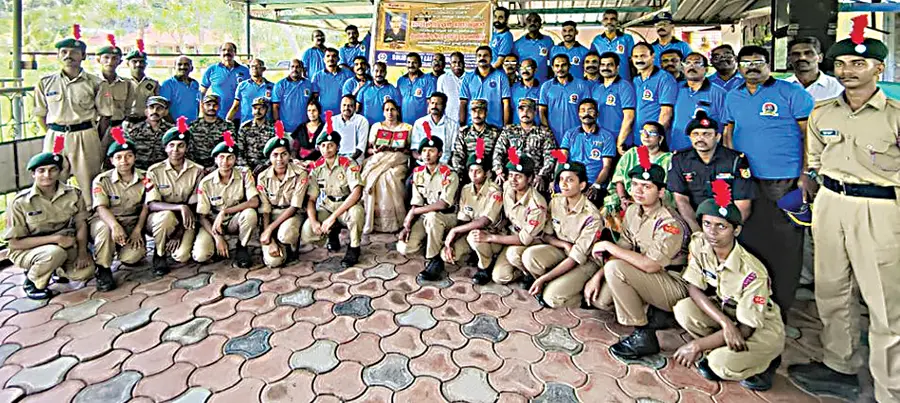 കാർഗിൽ യുദ്ധത്തിൽ വീരമൃത്യു വരിച്ച ചേപ്പാട് സ്വദേശി രാധാകുമാറിന്റെ വീട്ടിൽ ആദരവുമായി കാർഗിൽ സെക്‌ടറിൽനിന്ന്‌ എത്തിയ സൈനികർ