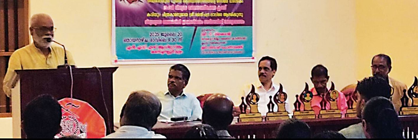 മുട്ടം കണിച്ചനല്ലൂർ ഇ എം എസ് ഗ്രന്ഥശാലയുടെ ഒന്നാംവാർഷികവും ലഹരിവിരുദ്ധ ക്ലാസും അനുമോദനവും  ജില്ലാ ലൈബ്രറി കൗൺസിൽ സെക്രട്ടറി ടി തിലകരാജ് ഉദ്ഘാടനംചെയ്യുന്നു