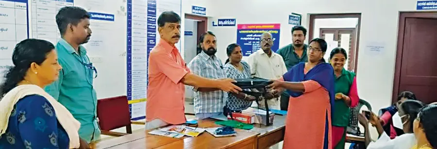 ചേപ്പാട് പഞ്ചായത്ത് ഹരിത കർമസേനാംഗങ്ങൾക്കുള്ള ഉപകരണങ്ങളുടെ വിതരണം പ്രസിഡന്റ് എം കെ വേണുകുമാർ ഉദ്ഘാടനംചെയ്യുന്നു