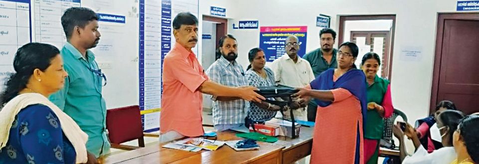 ചേപ്പാട് പഞ്ചായത്ത് ഹരിത കർമസേനാംഗങ്ങൾക്കുള്ള ഉപകരണങ്ങളുടെ വിതരണം പ്രസിഡന്റ്‌  എം കെ വേണുകുമാർ ഉദ്‌ഘാടനംചെയ്യുന്നു