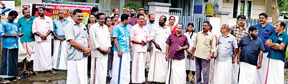 തണ്ണീർത്തടം നികത്തുന്നതിനെതിരെ സിപിഐ എം കാർത്തികപ്പള്ളി ലോക്കൽ കമ്മിറ്റി സംഘടിപ്പിച്ച പ്രതിഷേധ ധർണ ഏരിയ സെക്രട്ടറി കെ വിജയകുമാർ ഉദ്ഘാടനംചെയ്യുന്നു