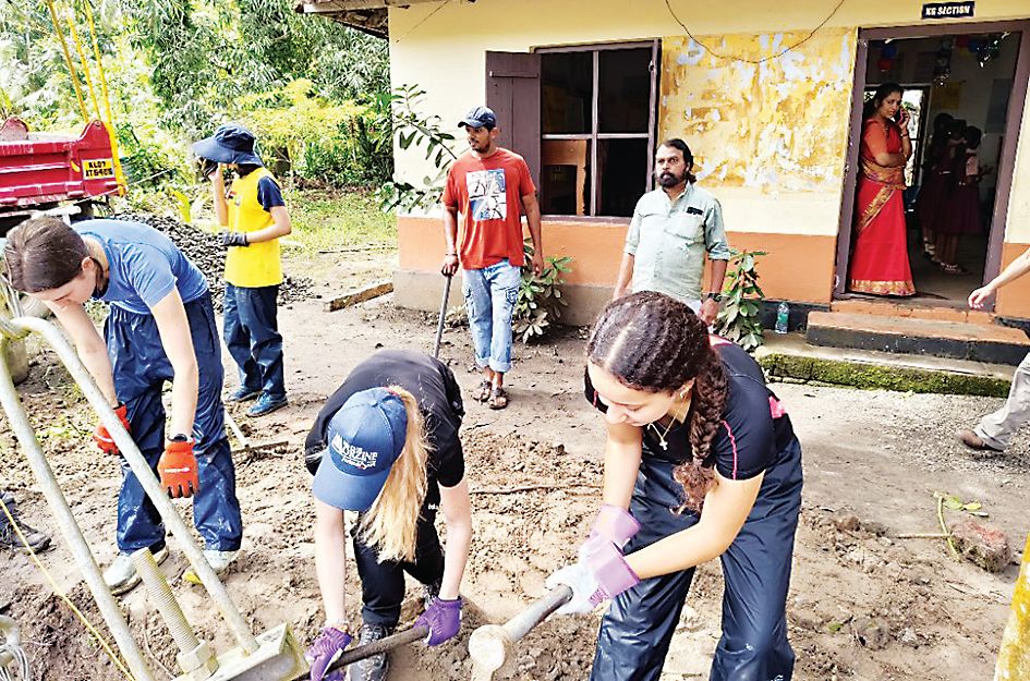 ചേപ്പാട് മുറിയാംമൂട് എൽപി സ്‌കൂളിന്റെ നിർമാണപ്രവൃത്തികൾ  യുകെയിൽനിന്നുള്ള വിദ്യാർഥിനികൾ ചെയ്യുന്നു