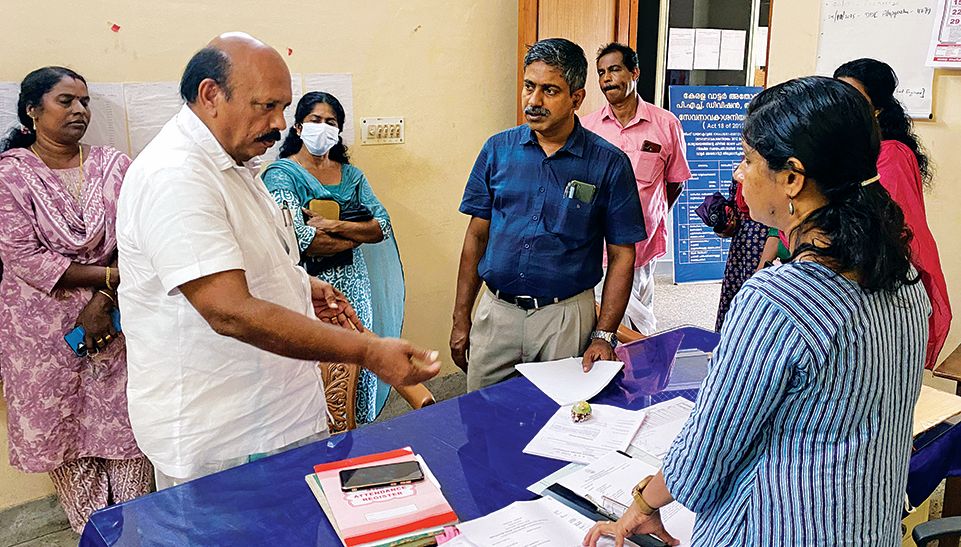 തെക്കേ തലവടി പ്രദേശത്തെ കുടിവെള്ള ക്ഷാമം പരിഹരിക്കണമെന്നാവശ്യപ്പെട്ട് കുട്ടനാട് എംഎൽഎ തോമസ് കെ തോമസ് എടത്വാ ജല അതോറിറ്റിയിൽ എത്തി പരാതി നൽകുന്നു