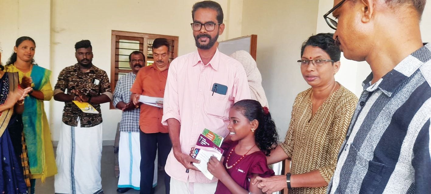 പരിഷത്ത് കുട്ടനാട് മേഖലാതല പരിസ്ഥിതി ക്വിസ്‌മത്സര വിജയികള്‍ക്ക് നെടുമുടി പഞ്ചായത്ത് പ്രസിഡന്റ്‌  പി കെ വിനോദ് സമ്മാനം വിതരണംചെയ്യുന്നു