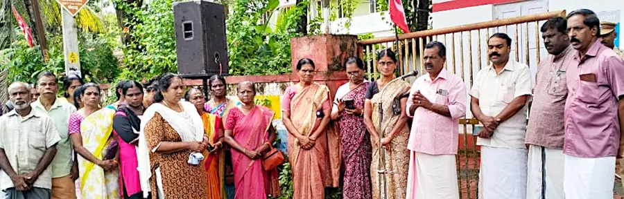 CPI(M) District Committee Member KK Ashokan inaugurates the march and dharna organized by the NREG Workers Union in Thalavadi.