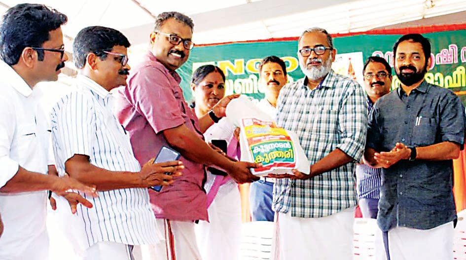 എൻജിഒ യൂണിയൻ  സംസ്ഥാന സമ്മേളനത്തിൽ ഭക്ഷണം തയ്യാറാക്കാൻ കുട്ടനാട്ടിൽ വിളയിച്ച നെല്ല്   മന്ത്രി പി പ്രസാദ് സംഘാടകസമിതി ഭാരവാഹികൾക്ക് കെെമാറുന്നു