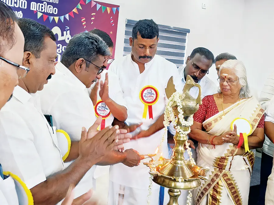 കെസിവി പ്രൈവറ്റ് ലിമിറ്റഡിന്റെ പുതിയ ഓഫീസും കുടുംബസംഗമവും   കേബിൾ ടിവി ഓപ്പറേറ്റേഴ്സ് അസോസിയേഷൻ സംസ്ഥാന പ്രസിഡന്റ്  പ്രവീൺ മോഹൻ ഉദ്ഘാടനംചെയ്യുന്നു 