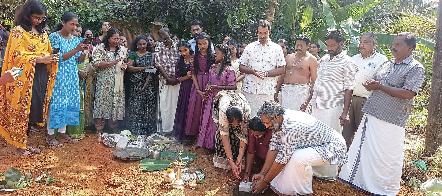 വിദ്യാർഥികൾക്കായി നിർമിക്കുന്ന വീടിന് സാഹിത്യകാരൻ ഷൗക്കത്ത് കല്ലിടുന്നു