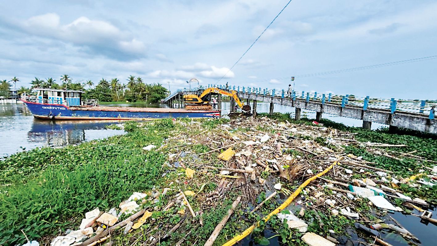 കിഴക്കൻവെള്ളത്തിനൊപ്പം ഒഴുകിയെത്തി പുളിങ്കുന്ന് താലൂക്ക് ഹെഡ് ക്വാർട്ടേഴ്സ് ആശുപത്രിക്ക് സമീപത്തെ കുമ്പളംചിറ പാലത്തിൽ അടിഞ്ഞുകൂടിയ മാലിന്യങ്ങൾ നീക്കംചെയ്യുന്നു