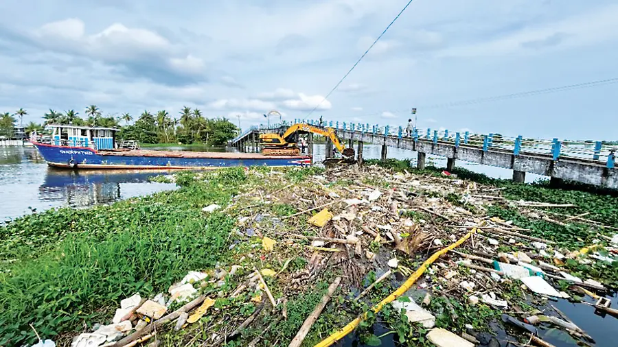 കിഴക്കൻവെള്ളത്തിനൊപ്പം ഒഴുകിയെത്തി പുളിങ്കുന്ന് താലൂക്ക് ഹെഡ് ക്വാർട്ടേഴ്സ് ആശുപത്രിക്ക് സമീപത്തെ കുമ്പളംചിറ പാലത്തിൽ അടിഞ്ഞുകൂടിയ മാലിന്യങ്ങൾ നീക്കംചെയ്യുന്നു