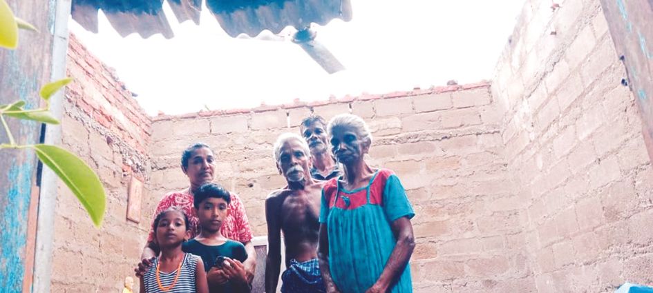 ശക്തമായ കാറ്റിൽ പച്ച ചെങ്കരത്തറ കുമാരന്റെ വീട് തകർന്ന നിലയിൽ