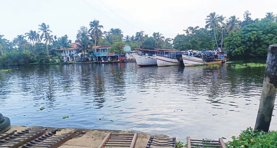 പാലം നിർമിക്കുന്ന തട്ടാശേരി ജങ്കാർ കടവ്
