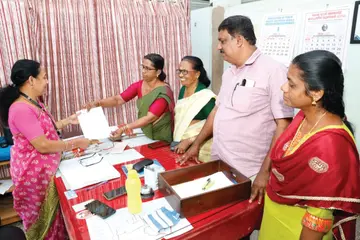 ആര്യാട് പഞ്ചായത്തിലെ കുടിവെള്ള പ്രശ്നം പരിഹരിക്കണമെന്നാവശ്യപ്പെട്ട്
വാട്ടർ അതോറിറ്റി അസി. എക്സി :എൻജിനിയർക്ക് പഞ്ചായത്ത് പ്രസിഡന്റ്
പ്രസന്ന രാജേന്ദ്രൻ നിവേദനം നൽകുന്നു