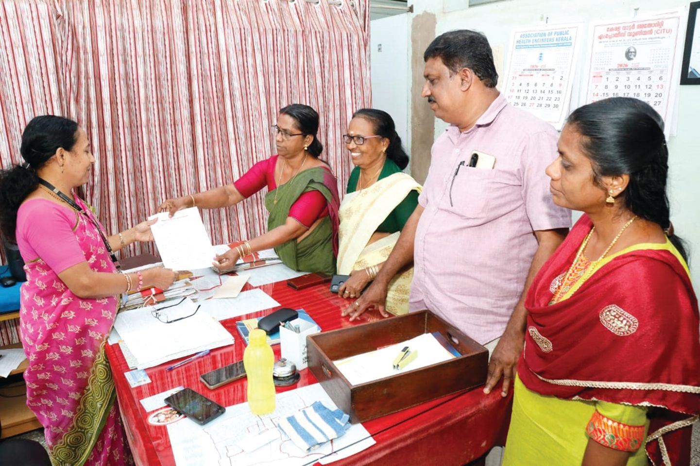 ആര്യാട് പഞ്ചായത്തിലെ കുടിവെള്ള പ്രശ്നം പരിഹരിക്കണമെന്നാവശ്യപ്പെട്ട്  വാട്ടർ അതോറിറ്റി അസി. എക്സി :എൻജിനിയർക്ക്  പഞ്ചായത്ത് പ്രസിഡന്റ്   പ്രസന്ന രാജേന്ദ്രൻ നിവേദനം നൽകുന്നു