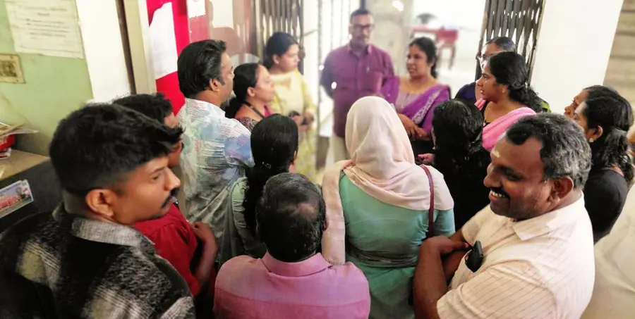 കുടിവെള്ള ക്ഷാമം പരിഹരിക്കാൻ നടപടി വേണമെന്നാവശ്യപ്പെട്ട് മണ്ണഞ്ചേരി പഞ്ചായത്ത് ജനപ്രതിനിധികൾ വാട്ടർ അതോറിറ്റി ഓഫീസ് ഉപരോധിക്കുന്നു
