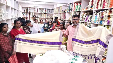 കുത്താന്പുള്ളി നെയ്-ത്തുഗ്രാമത്തില് ഓണം ഷോപ്പിങ്ങിനെത്തിയവര്