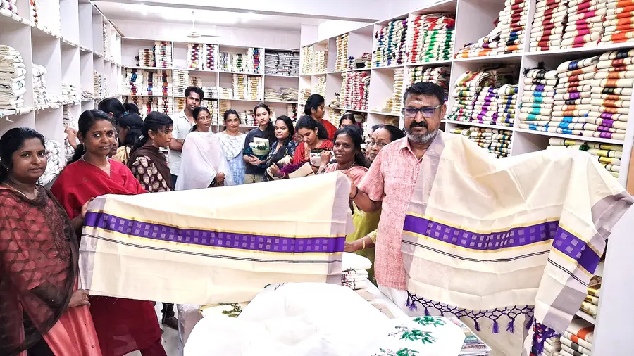 കുത്താന്പുള്ളി നെയ്-ത്തുഗ്രാമത്തില്‍ ഓണം ഷോപ്പിങ്ങിനെത്തിയവര്‍