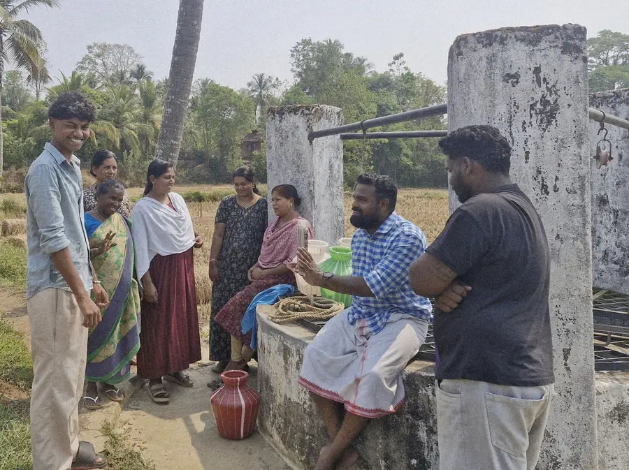 മാത്തൂർ വെമ്മ്രക്കോടിലെ പൊതുകിണറിനുസമീപം രാഷ്ട്രീയ ചർച്ച