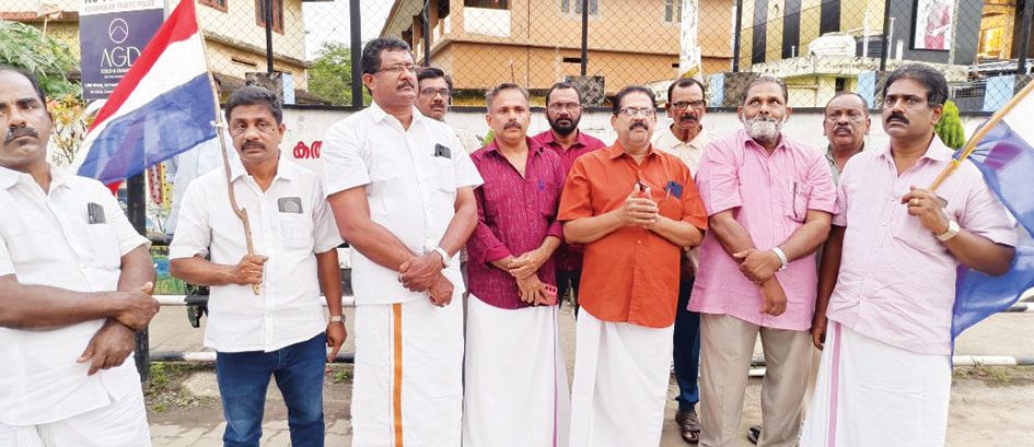 District Secretary Mohan Kumar inaugurates the dharna organized by the Kayamkulam Area Committee of the Kerala Pravasi Sangham demanding the immediate release of Nimishapriya.
