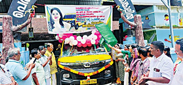 പെരിങ്ങാല ഗവ. എൽപി സ‍്കൂളിന് അനുവദിച്ച ബസ് യു പ്രതിഭ എംഎൽഎ ഫളാഗ് ഓഫ് ചെയ്യുന്നു