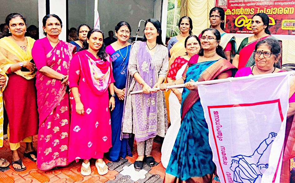 അഖിലേന്ത്യാ ജനാധിപത്യ മഹിളാ അസോസിയേഷൻ കായംകുളം ഏരിയ കമ്മിറ്റി സംഘടിപ്പിക്കുന്ന പ്രചാരണ കാൽനടജാഥ യു പ്രതിഭ എംഎൽഎ ജാഥാ ക്യാപ്റ്റൻ എം ജനുഷയ്‍ക്ക് പതാക കൈമാറി ഉദ്ഘാടനംചെയ്യുന്നു