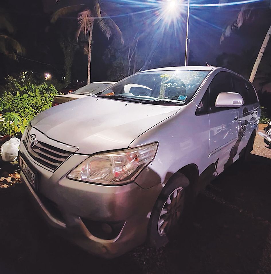 പൊലീസ് പിടികൂടിയ തട്ടിപ്പുസംഘം സഞ്ചരിച്ച കാർ