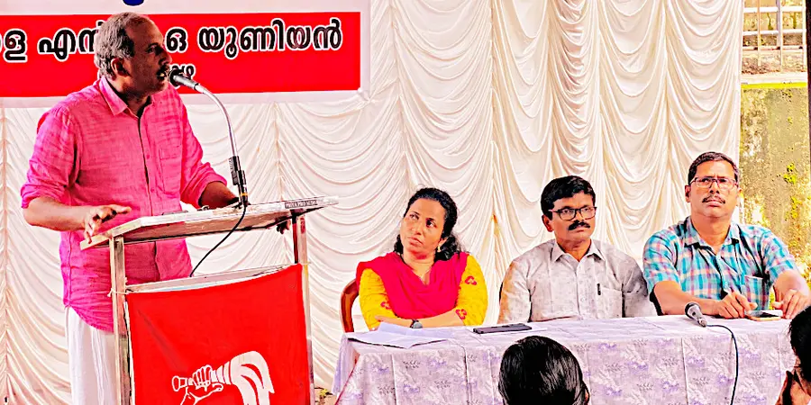 കേരള എൻജിഒ യൂണിയൻ മേഖലാ മാർച്ചിന്റെ മുന്നോടിയായി കായംകുളത്ത് സംഘടിപ്പിച്ച പൊതുയോഗം  സംസ്ഥാന സെ‌ക്രട്ടറിയറ്റ് അംഗം വി കെ ഉദയൻ ഉദ്ഘാടനംചെയ്യുന്നു