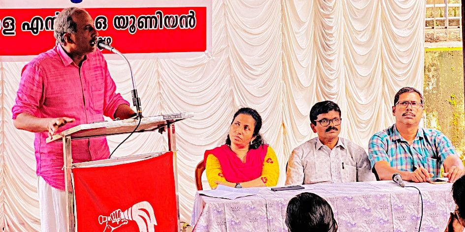 കേരള എൻജിഒ യൂണിയൻ മേഖലാ മാർച്ചിന്റെ മുന്നോടിയായി കായംകുളത്ത് സംഘടിപ്പിച്ച പൊതുയോഗം  സംസ്ഥാന സെ‌ക്രട്ടറിയറ്റ് അംഗം വി കെ ഉദയൻ ഉദ്ഘാടനംചെയ്യുന്നു