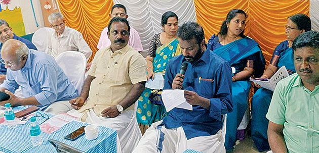 കായംകുളം വില്ലേജ് സർവീസ് സഹകരണബാങ്ക് സംഘടിപ്പിച്ച ഉന്നതവിജയം നേടിയ വിദ്യാർഥികളെ അനുമോദിക്കൽ പ്രസിഡന്റ് പി ഗാനകുമാർ ഉദ്ഘാടനംചെയ്യുന്നു