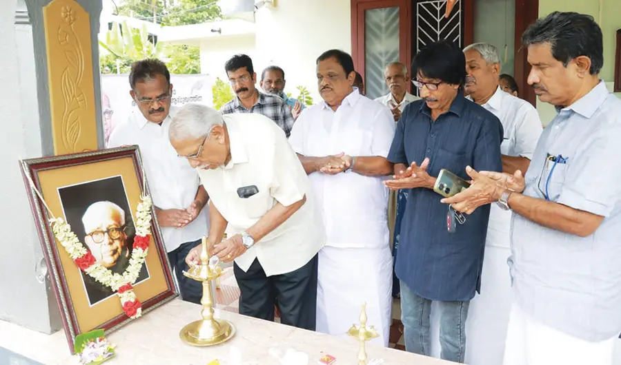സാഗ ആർട്ട് ഗ്രൂപ്പ് സംഘടിപ്പിച്ച കാർട്ടൂണിസ്റ്റ് ശങ്കർ ജന്മവാർഷികാചരണം കാർട്ടൂണിസ്റ്റ് പ്രൊഫ. വി സി ജോൺ ഉദ്ഘാടനംചെയ്യുന്നു 