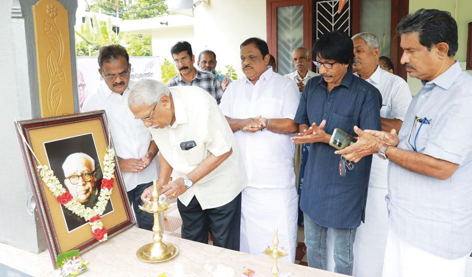 സാഗ ആർട്ട് ഗ്രൂപ്പ് സംഘടിപ്പിച്ച കാർട്ടൂണിസ്റ്റ് ശങ്കർ ജന്മവാർഷികാചരണം കാർട്ടൂണിസ്റ്റ് പ്രൊഫ. വി സി ജോൺ ഉദ്ഘാടനംചെയ്യുന്നു 