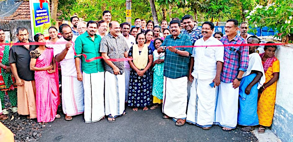 മാരാരിക്കുളം വടക്ക് പഞ്ചായത്തിലെ എൻഎസ്എസ് കരയോഗം  പിഎച്ച്സി റോഡ് പി പി ചിത്തരഞ്ജൻ എംഎൽഎ  ഉദ്ഘാടനംചെയ്യുന്നു 