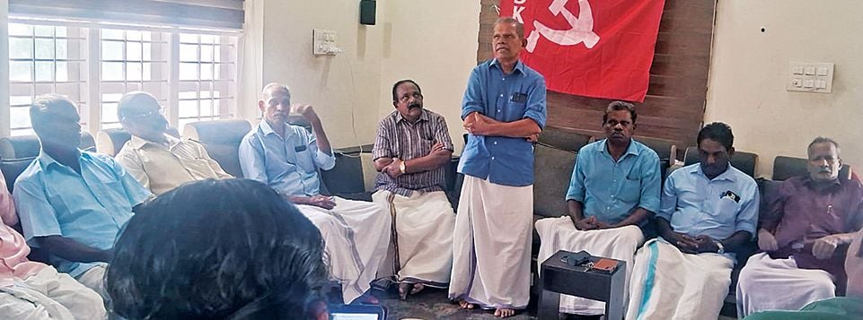 കെഎസ്‍കെറ്റിയു കഞ്ഞിക്കുഴി ഏരിയാ കമ്മിറ്റിയുടെ നേതൃത്വത്തിൽ പി കെ കുഞ്ഞച്ചൻ അനുസ്മരണം  സിപിഐ എം കഞ്ഞിക്കുഴി ഏരിയാ കമ്മിറ്റി അംഗം കെ എൻ കാർത്തികേയൻ ഉദ്ഘാടനം ചെയ്യുന്നു 