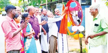 കഞ്ഞിക്കുഴി പഞ്ചായത്തിൽ വനസ്വർഗം പള്ളിക്ക്‌ സമീപം ശക്തിപുരം ജങ്‌ഷനിൽ സ്ഥാപിച്ച ട്രാഫിക് മിറർ പഞ്ചായത്ത് പ്രസിഡന്റ് എം സന്തോഷ്‌കുമാറും കെ കെ കുമാരൻ പാലിയേറ്റീവ് സെക്രട്ടറി പി ജെ കുഞ്ഞപ്പനും ചേർന്ന് ഉദ്ഘാടനംചെയ്യുന്നു