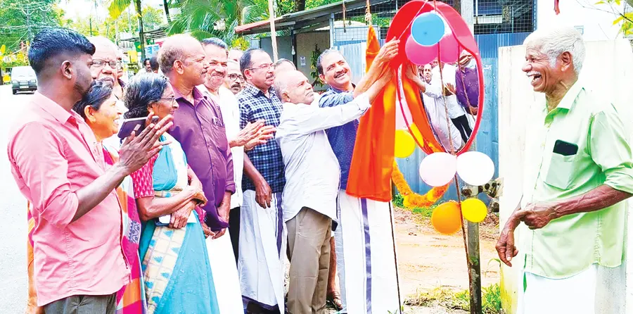 കഞ്ഞിക്കുഴി പഞ്ചായത്തിൽ വനസ്വർഗം പള്ളിക്ക്‌ സമീപം ശക്തിപുരം ജങ്‌ഷനിൽ സ്ഥാപിച്ച ട്രാഫിക് മിറർ പഞ്ചായത്ത് പ്രസിഡന്റ് എം സന്തോഷ്‌കുമാറും കെ കെ കുമാരൻ പാലിയേറ്റീവ് സെക്രട്ടറി പി ജെ കുഞ്ഞപ്പനും ചേർന്ന് ഉദ്ഘാടനംചെയ്യുന്നു