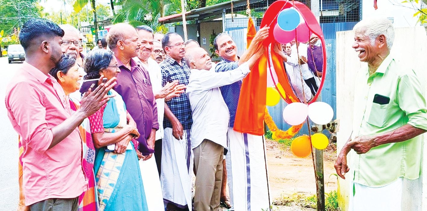 കഞ്ഞിക്കുഴി പഞ്ചായത്തിൽ വനസ്വർഗം പള്ളിക്ക്‌ സമീപം ശക്തിപുരം ജങ്‌ഷനിൽ സ്ഥാപിച്ച ട്രാഫിക് മിറർ പഞ്ചായത്ത് പ്രസിഡന്റ് എം സന്തോഷ്‌കുമാറും കെ കെ കുമാരൻ പാലിയേറ്റീവ് സെക്രട്ടറി പി ജെ കുഞ്ഞപ്പനും ചേർന്ന് ഉദ്ഘാടനംചെയ്യുന്നു
