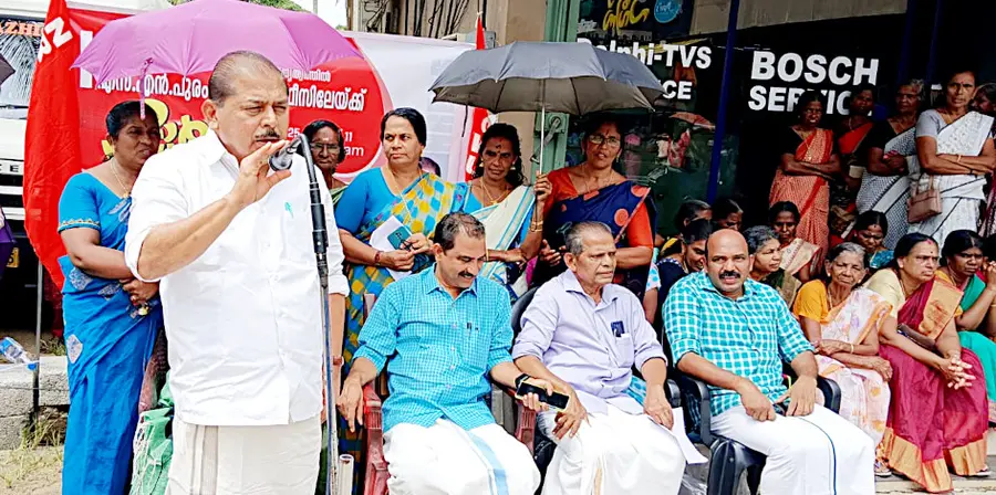 എൻആർഇജി വർക്കേഴ്സ് യൂണിയൻ കഞ്ഞിക്കുഴി പഞ്ചായത്ത് കമ്മിറ്റി സംഘടിപ്പിച്ച മാർച്ചും ധർണയും
എസ് എൻ പുരം പോസ്റ്റ് ഓഫീസിന് മുന്നിൽ സിപിഐ എം ജില്ലാ സെക്രട്ടറി ആർ നാസർ ഉദ്ഘാടനംചെയ്യുന്നു