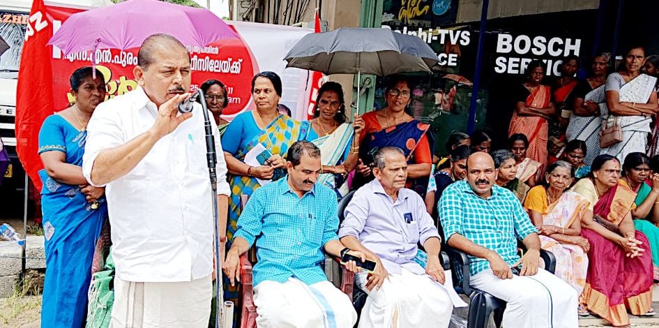 എൻആർഇജി വർക്കേഴ്സ് യൂണിയൻ കഞ്ഞിക്കുഴി പഞ്ചായത്ത് കമ്മിറ്റി സംഘടിപ്പിച്ച മാർച്ചും ധർണയും  എസ് എൻ പുരം പോസ്റ്റ് ഓഫീസിന് മുന്നിൽ സിപിഐ എം ജില്ലാ സെക്രട്ടറി ആർ നാസർ ഉദ്ഘാടനംചെയ്യുന്നു