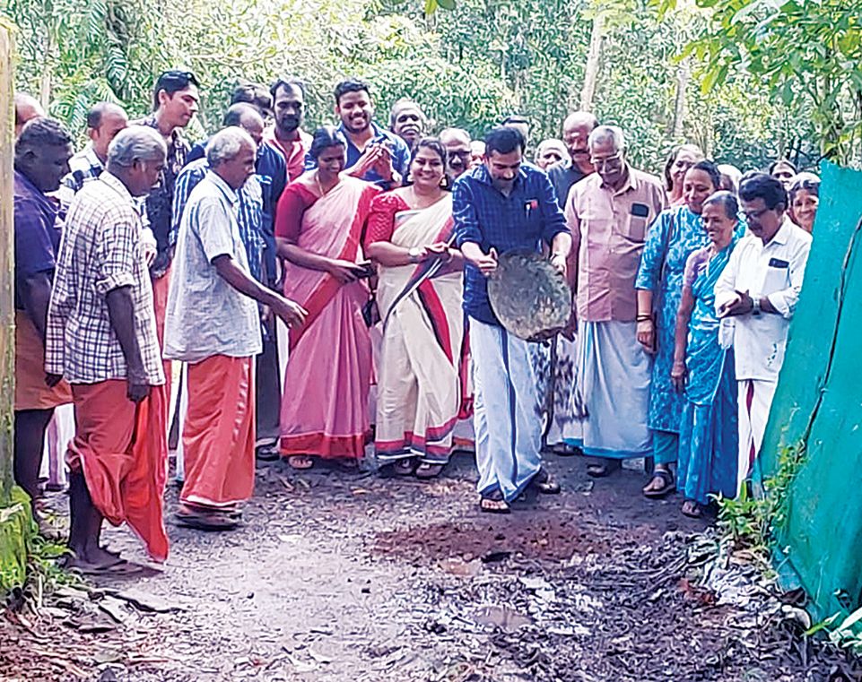പുനത്തിക്കരി നടപ്പാതയുടെ നിർമാണം കെ കെ കുമാരൻ പെയിൻ  ആൻഡ് പാലിയേറ്റീവ് സൊസൈറ്റി ചെയർമാൻ എസ് രാധാകൃഷ്‌ണൻ ഉദ്‌ഘാടനംചെയ്യുന്നു