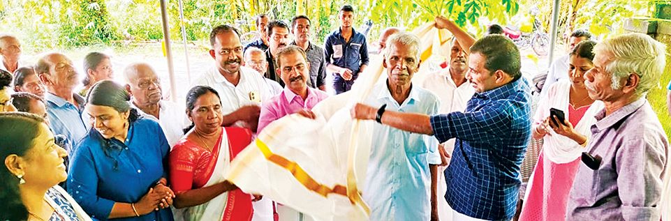 കെ കെ കുമാരൻ പെയിൻ ആൻഡ് പാലിയേറ്റീവ് കെയർ സൊസൈറ്റി ചെയർമാൻ എസ് രാധാകൃഷ്‌ണൻ വിരമിച്ച സൈനികരെ ആദരിക്കുന്നു