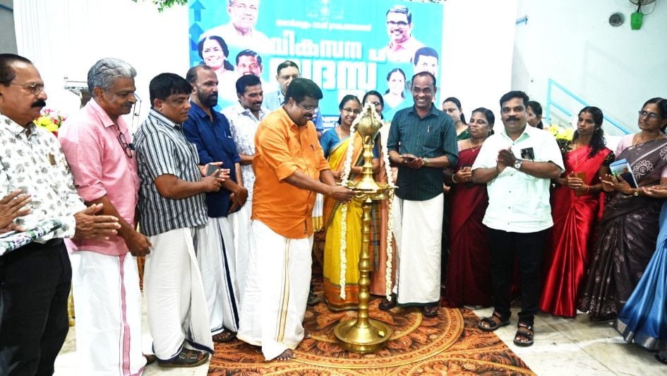  മാരാരിക്കുളം വടക്ക് ഗ്രാമപഞ്ചായത്ത് വികസന സദസ്സ് കണിച്ചുകുളങ്ങര സർവീസ് സഹകരണ ബാങ്ക് ഓഡിറ്റോറിയത്തിൽ പി പി ചിത്തരഞ്ജൻ എം എൽ എ  ഉദ്ഘാടനം ചെയ്യുന്നു.