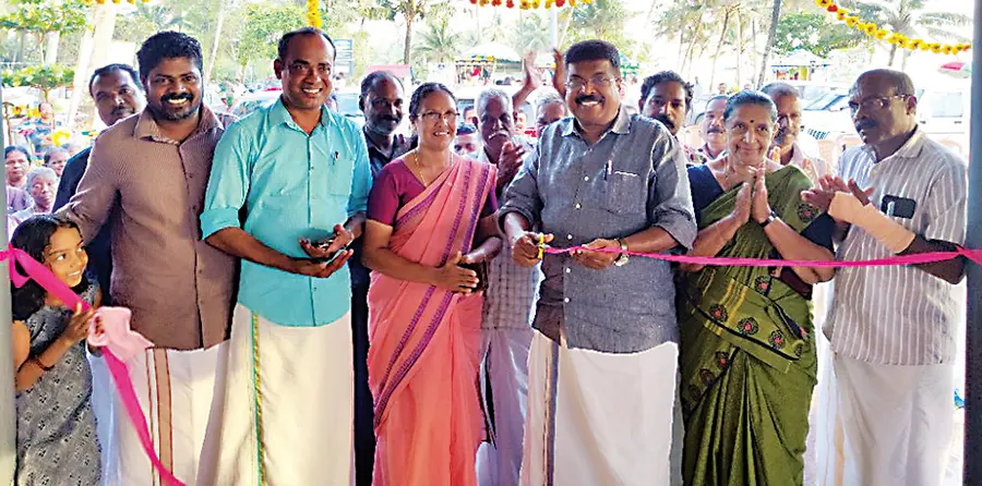 മാരാരിക്കുളം വടക്ക് പഞ്ചായത്ത് 14–-ാംവാർഡിൽ നിർമിച്ച മത്സ്യ ലേലഹാൾ പി പി ചിത്തരഞ്‌ജൻ എംഎൽഎ ഉദ്‌ഘാടനംചെയ്യുന്നു